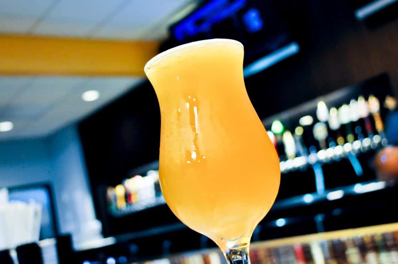 birra-servita-in-un-bicchiere-ghiacciato-senza-schiuma