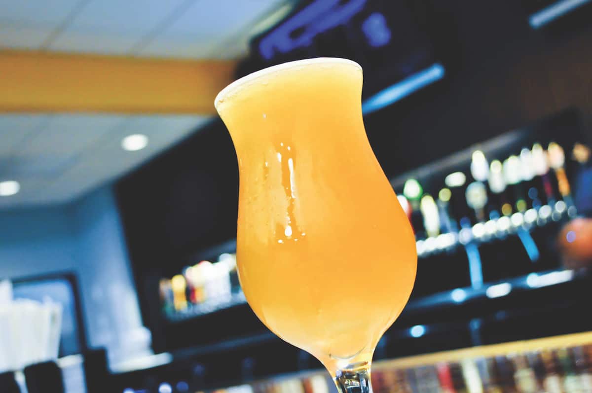 birra-servita-in-un-bicchiere-ghiacciato-senza-schiuma-copia